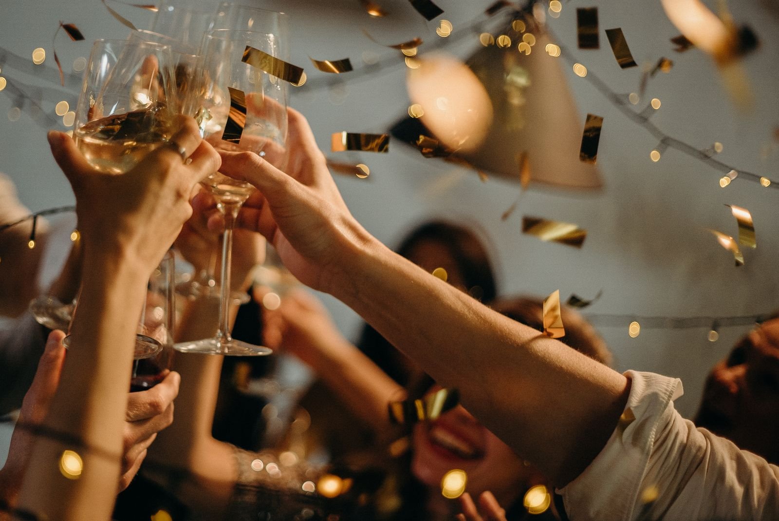 Brindis con copas en una celebración